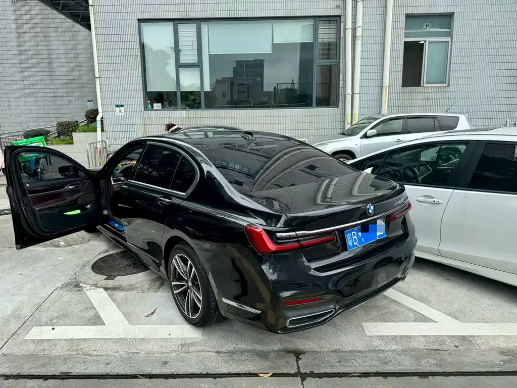 BMW 7 Series — миниатюра 5