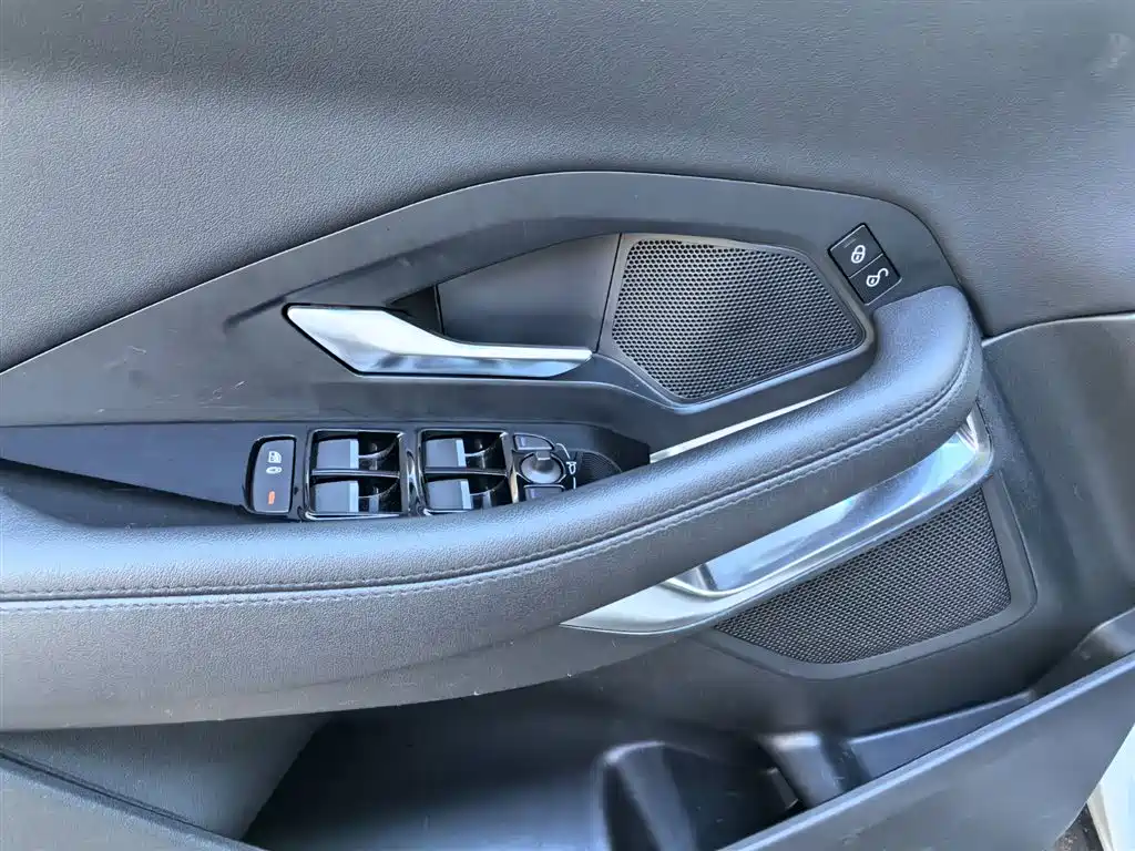 Jaguar E-PACE — миниатюра 17