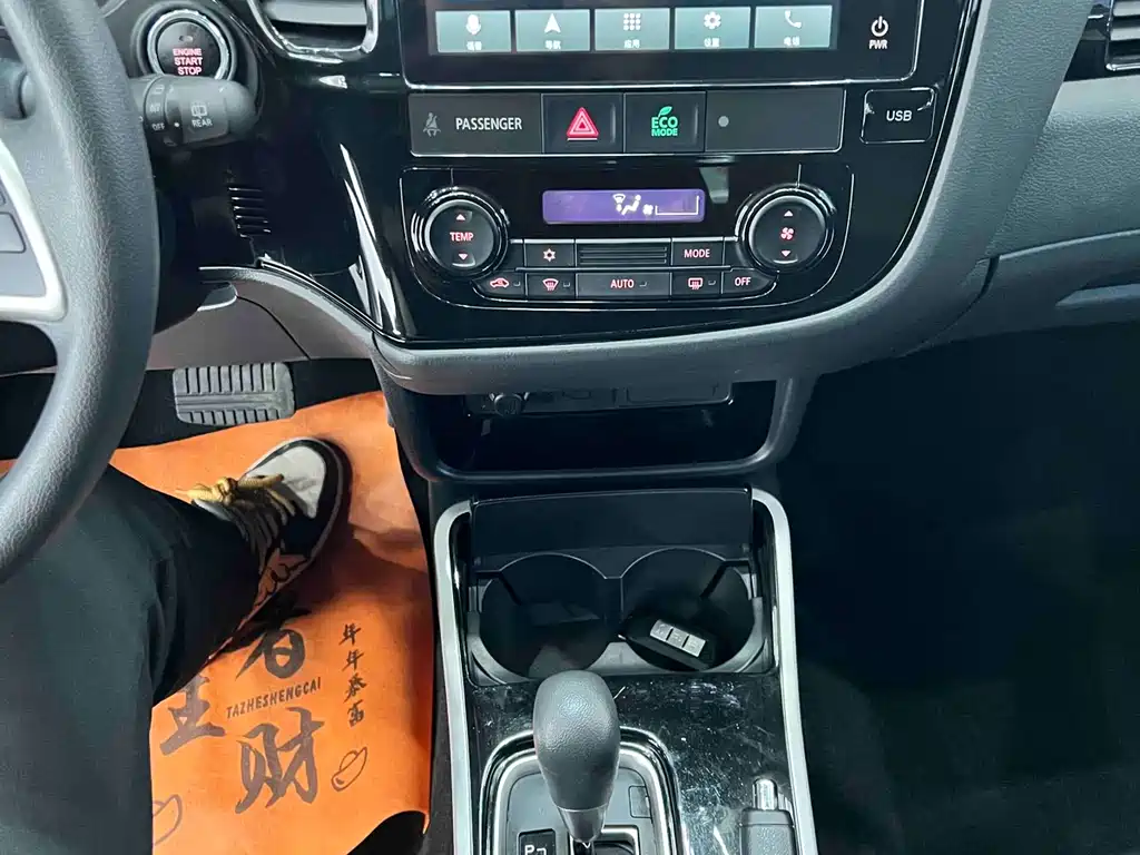 MITSUBISHI OUTLANDER