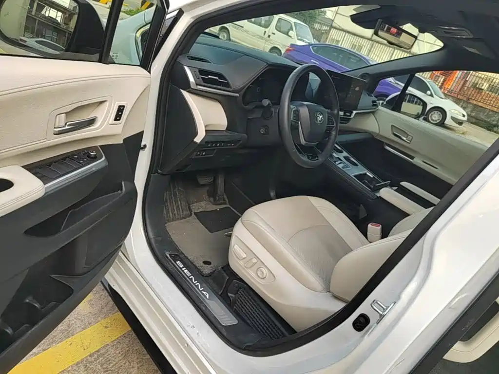 Toyota Sienna — миниатюра 16