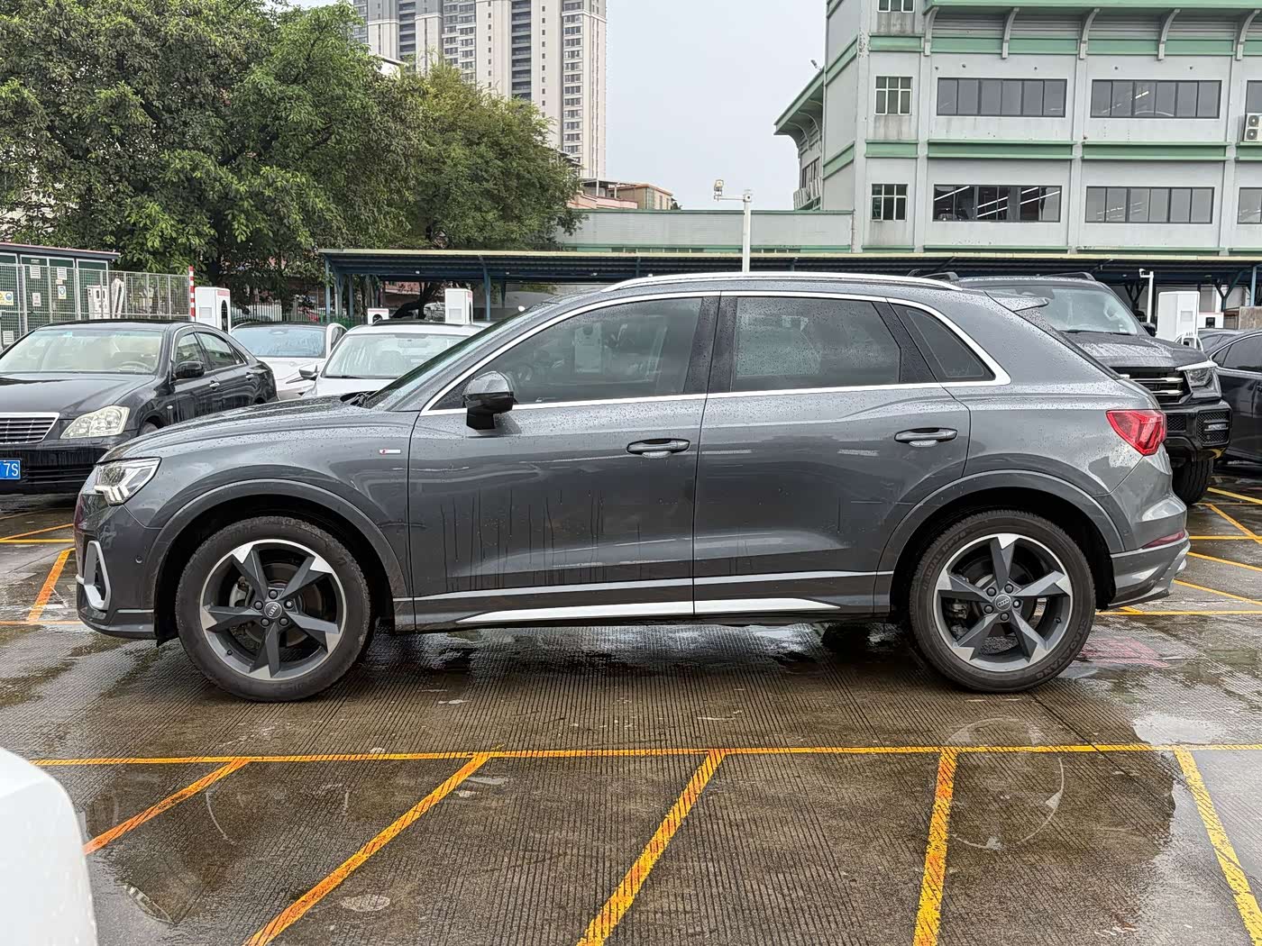 Audi Q3 1.4 л 2021 г. Серебристо-серый, пробег 39300 км