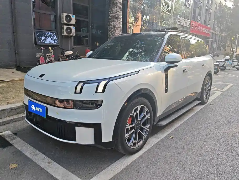 Lynk & Co Рука 900.