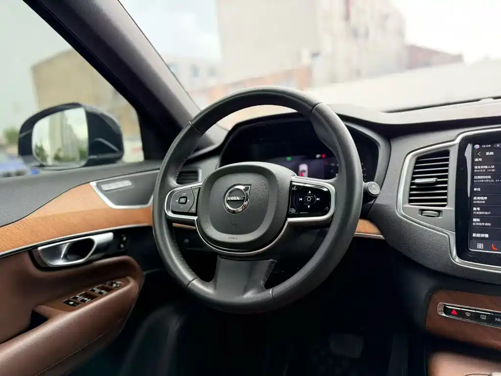 Volvo XC90 — миниатюра 9
