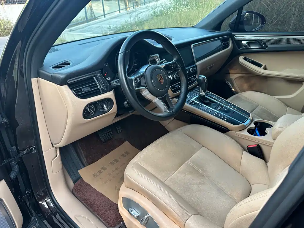 PORSCHE MACAN