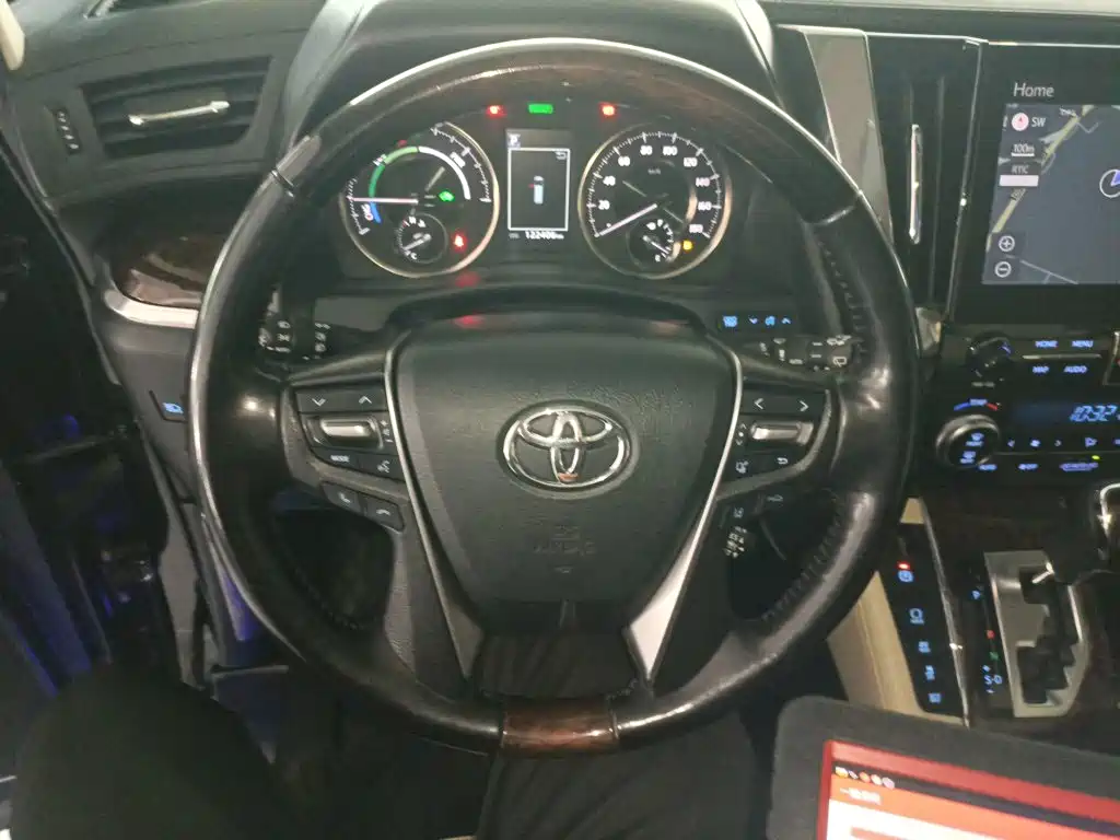 Toyota Alphard — миниатюра 3
