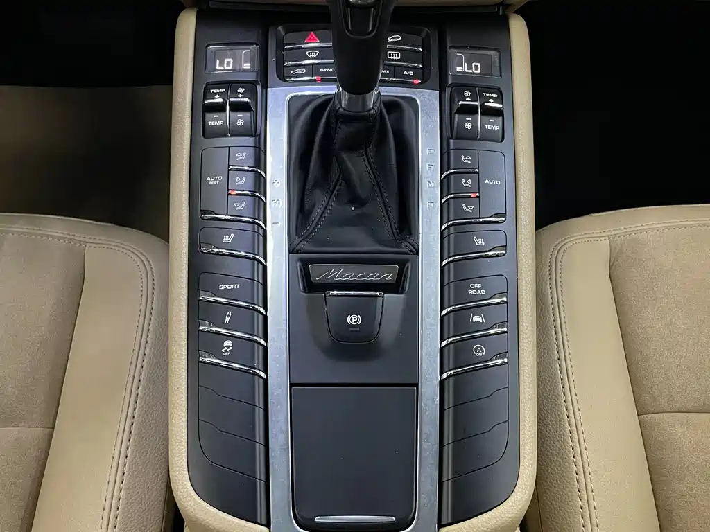 PORSCHE MACAN