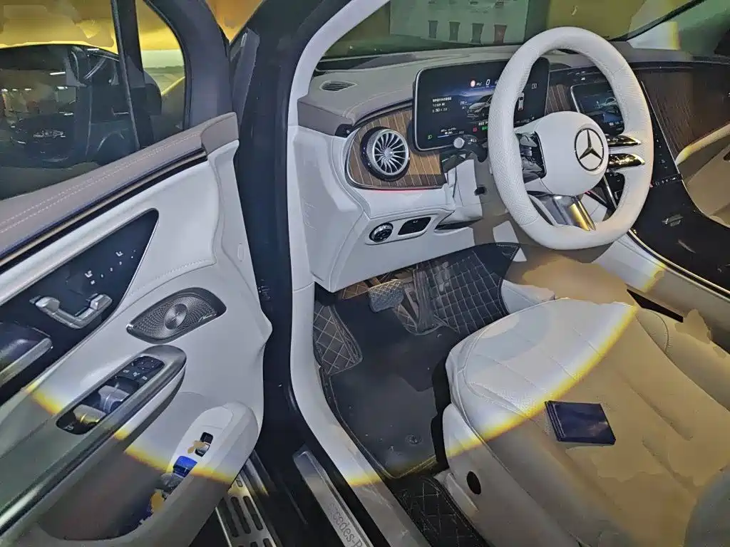 Mercedes-Benz EQE SUV — миниатюра 17