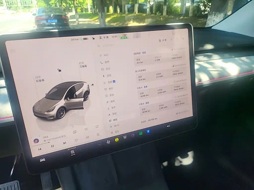 Tesla Model Y — миниатюра 13