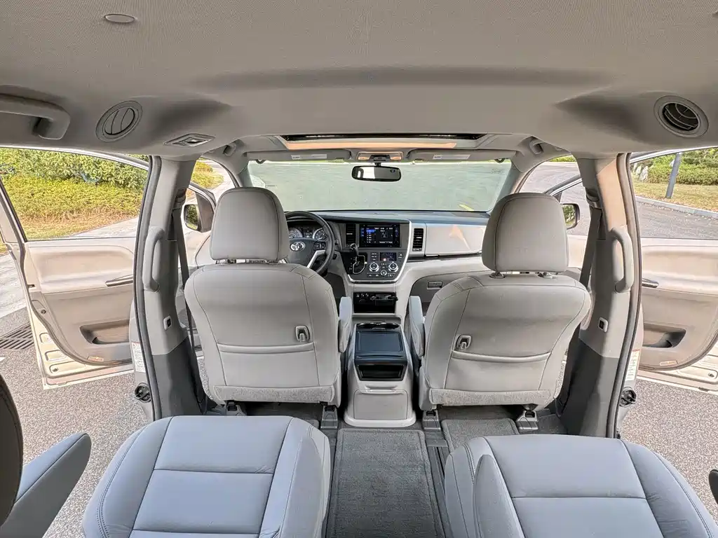Toyota Sienna — миниатюра 14