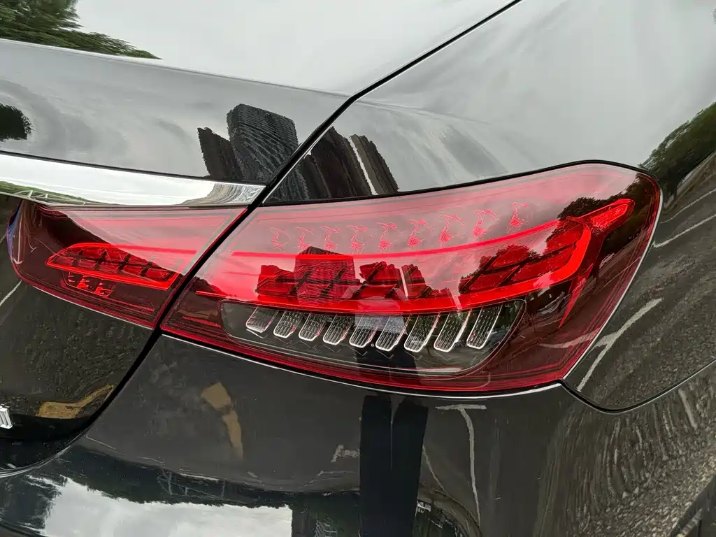 Mercedes-Benz E-Class — миниатюра 5