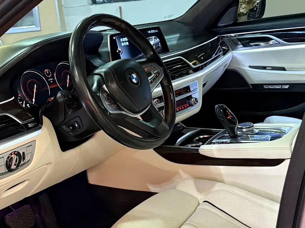 BMW 7 Series — миниатюра 7