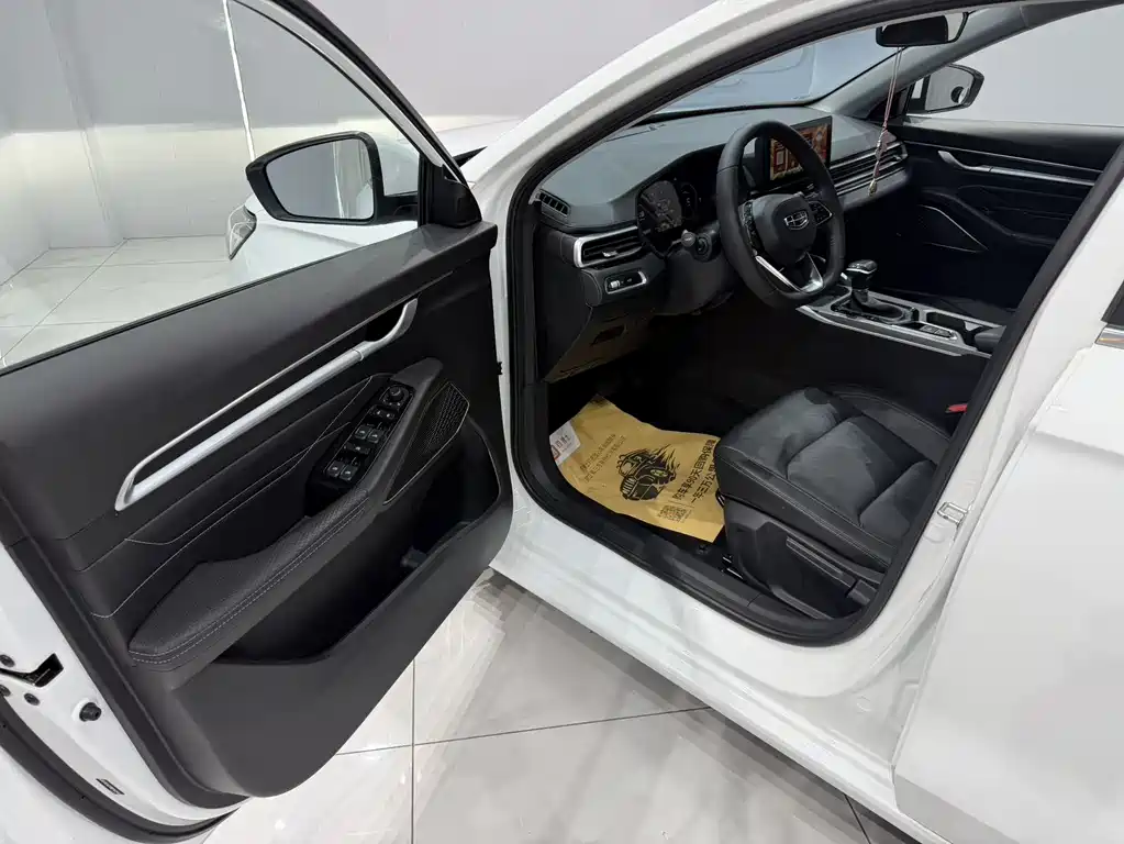 Geely Emgrand 2022 4 1.5L CVT Luxury