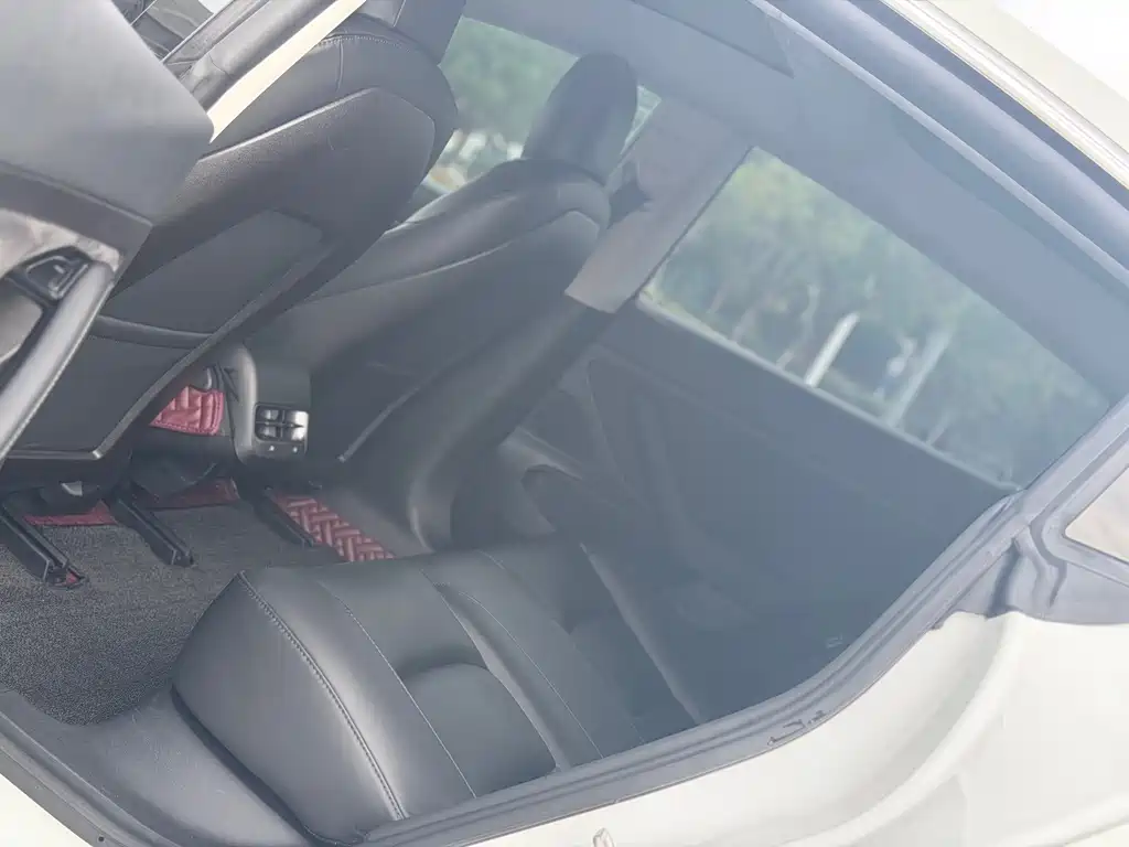 Tesla Model 3 — миниатюра 8