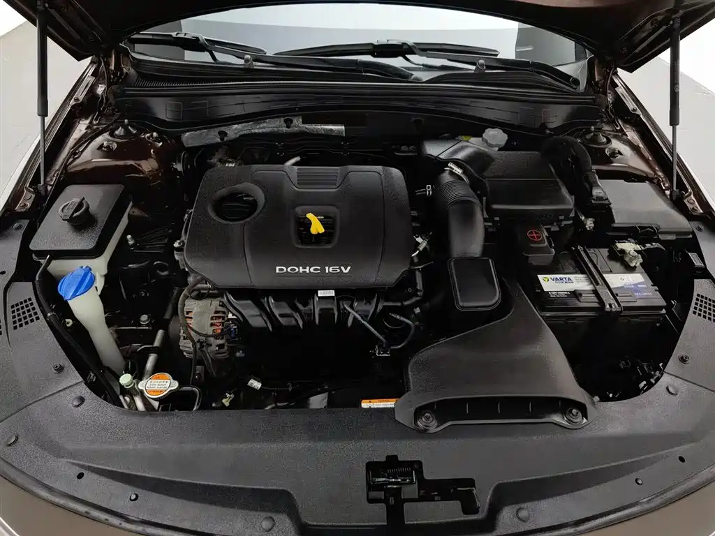 Kia K5 2016 2.0L AT LUX