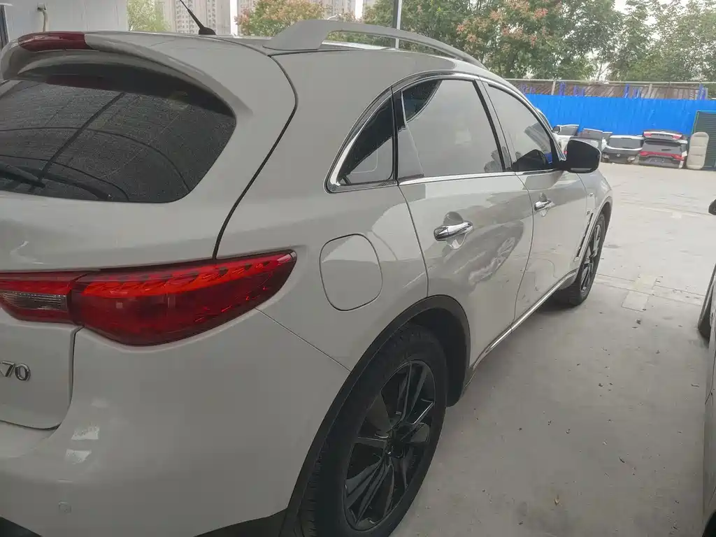 Infiniti QX70 — миниатюра 13