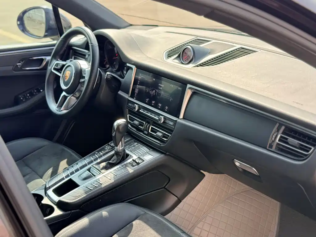 PORSCHE MACAN