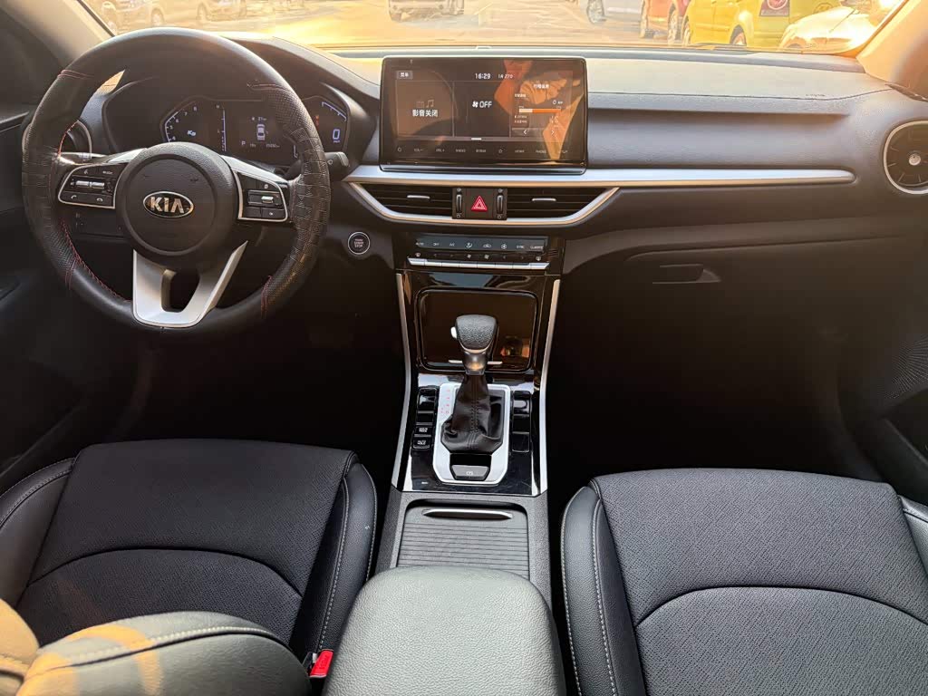 Kia K3 1.5 л 2021 г. Белый, пробег 25000 км