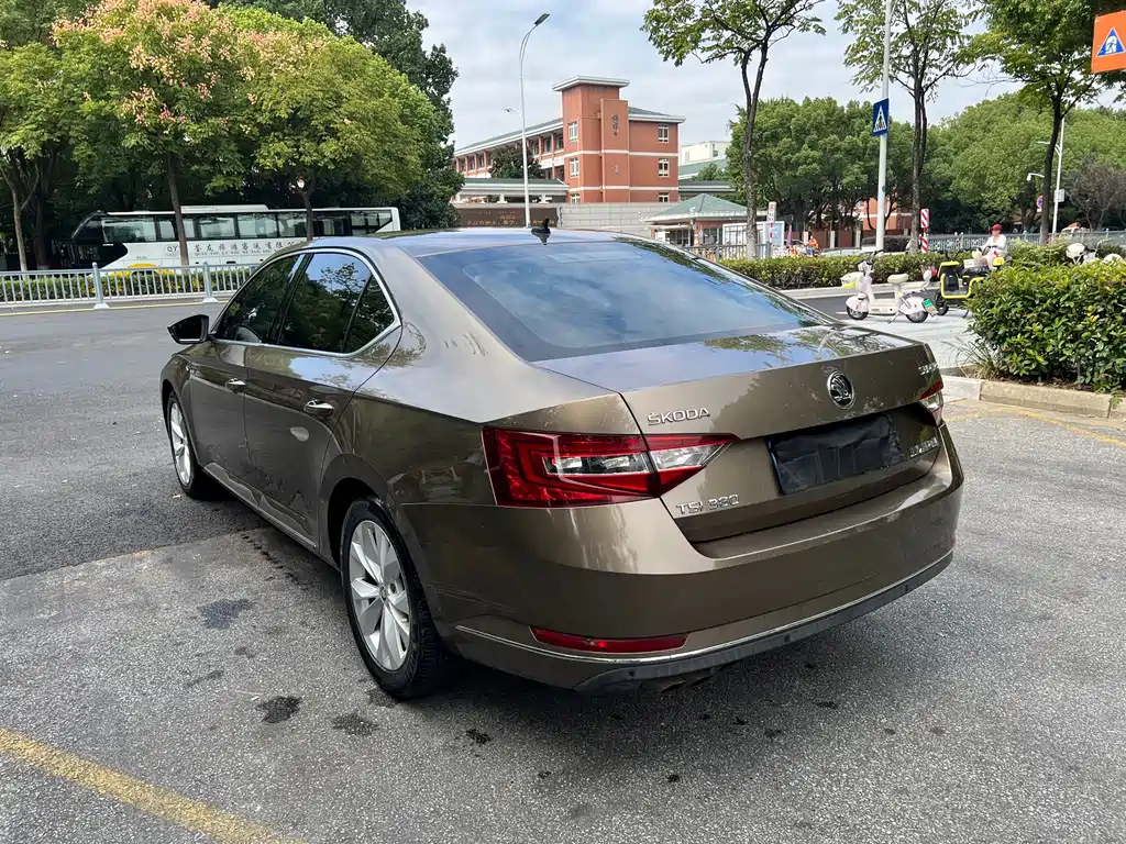Skoda Superb — миниатюра 5