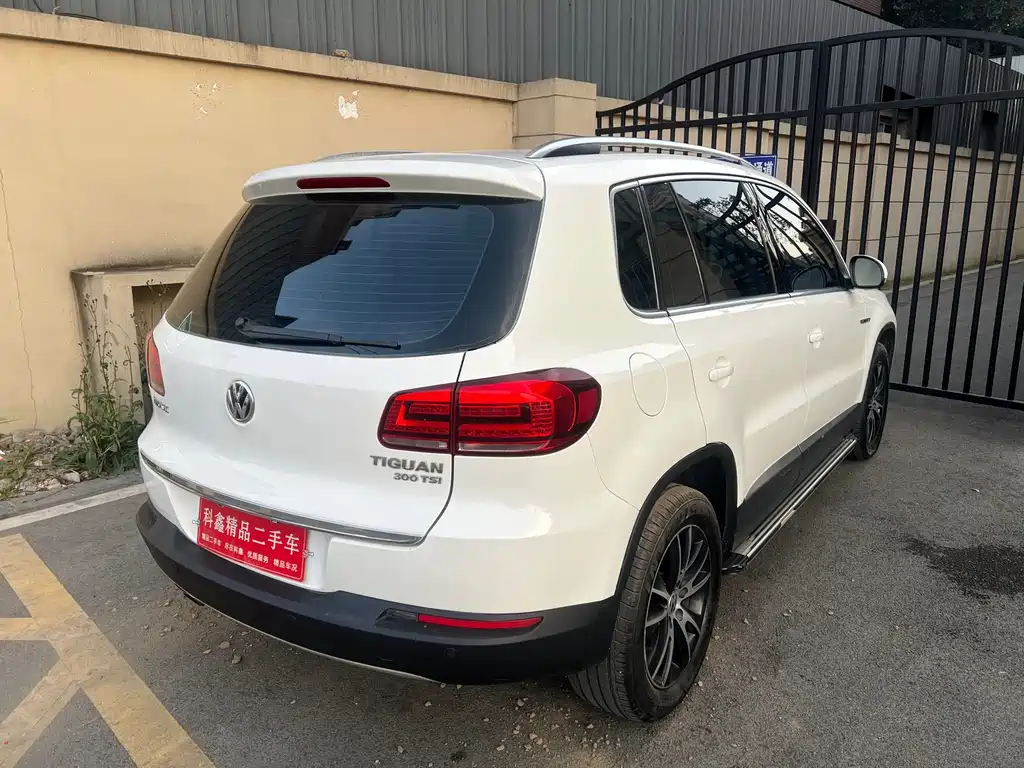 VOLKSWAGEN TIGUAN