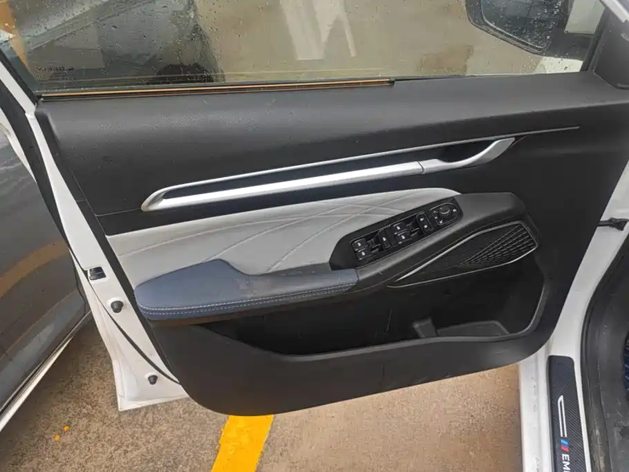 Geely Emgrand 2022 4 1.5L CVT Flagship