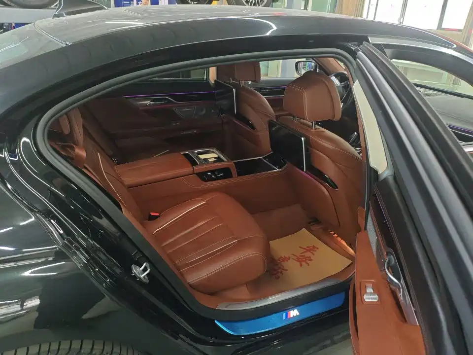 BMW 7 Series — миниатюра 7