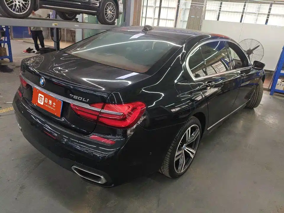 BMW 7 Series — миниатюра 9