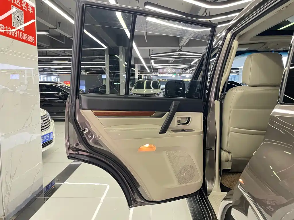 Mitsubishi Pajero (Import) — миниатюра 38