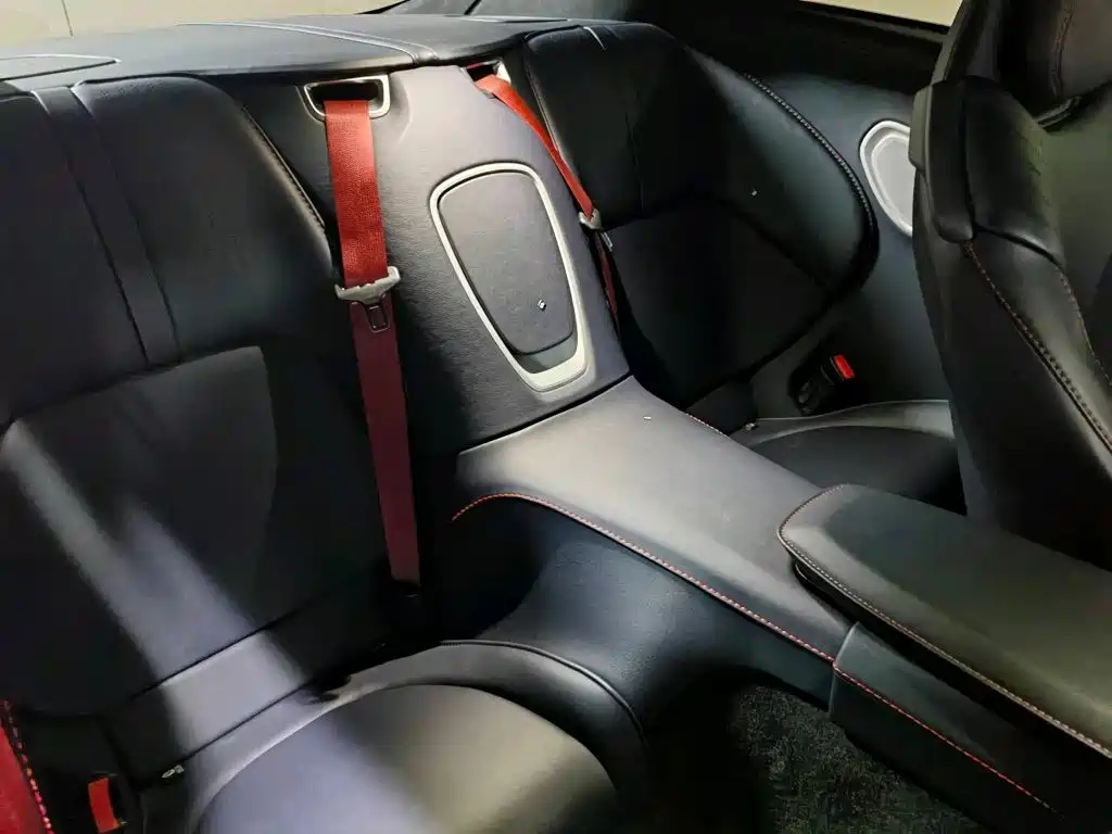 Aston Martin DB11 — миниатюра 10
