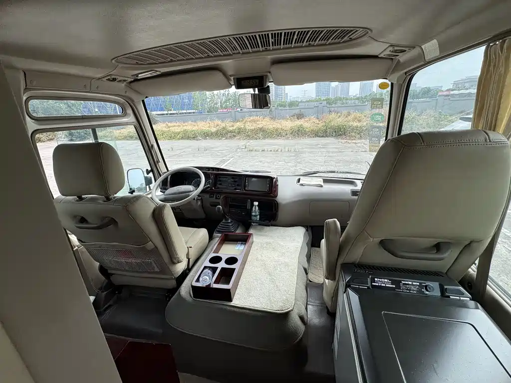 Toyota Coaster — миниатюра 12