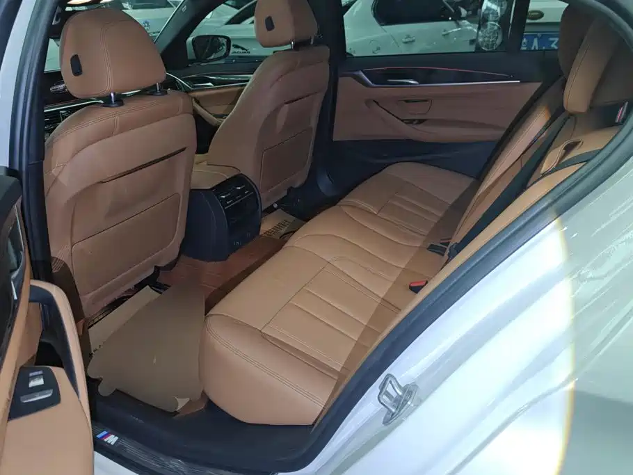 BMW 5 Series — миниатюра 11