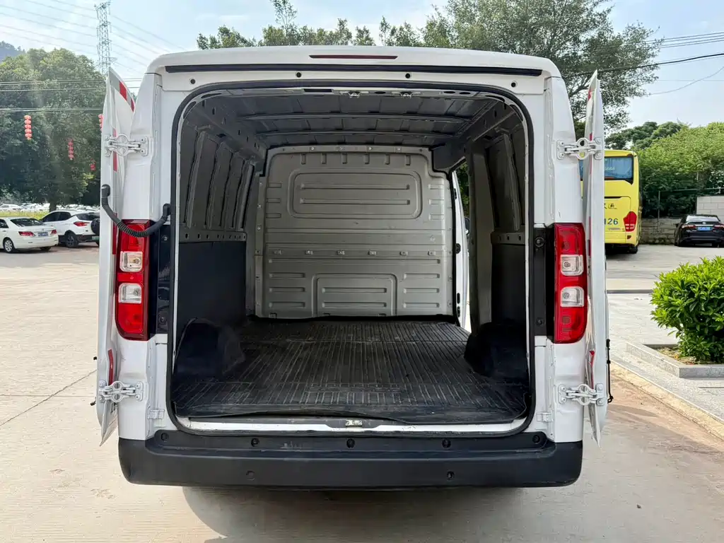 Wuling Yangguang — миниатюра 16