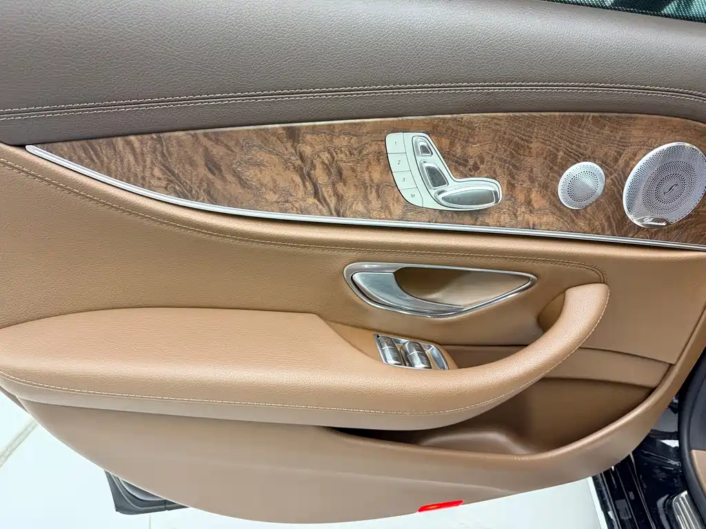 Mercedes-Benz E-Class — миниатюра 31