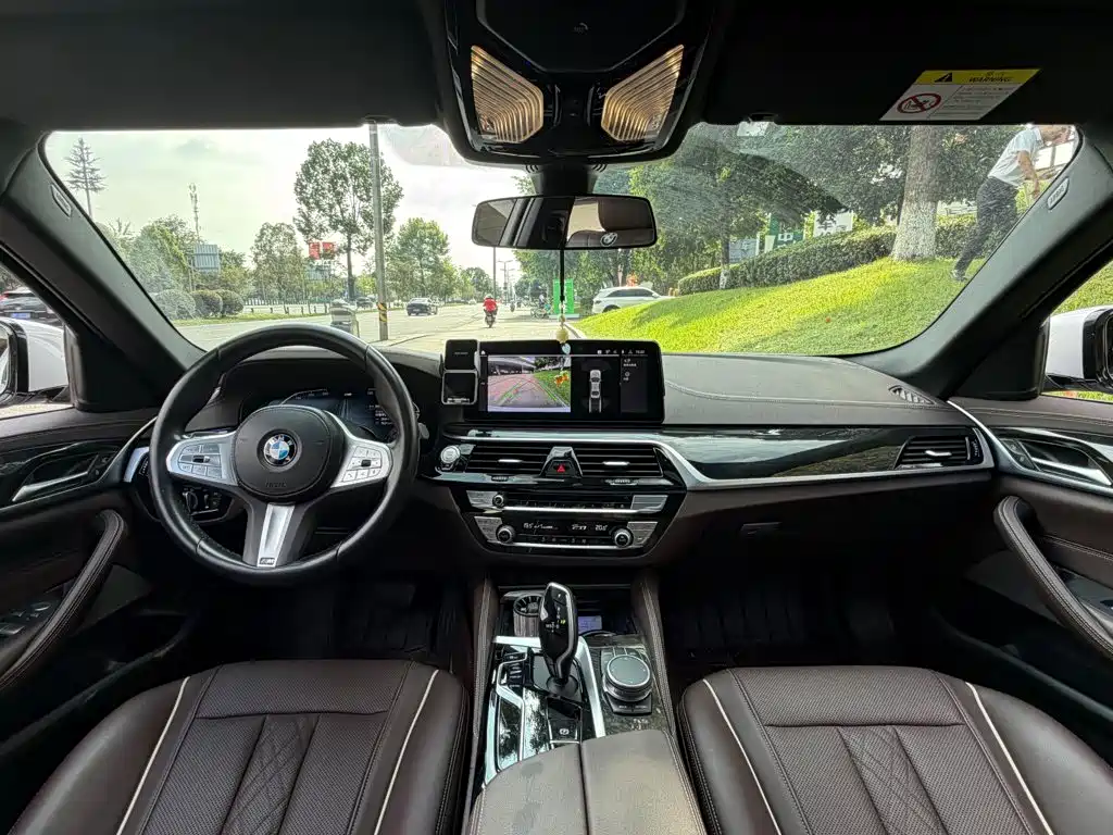 BMW 5 Series — миниатюра 13