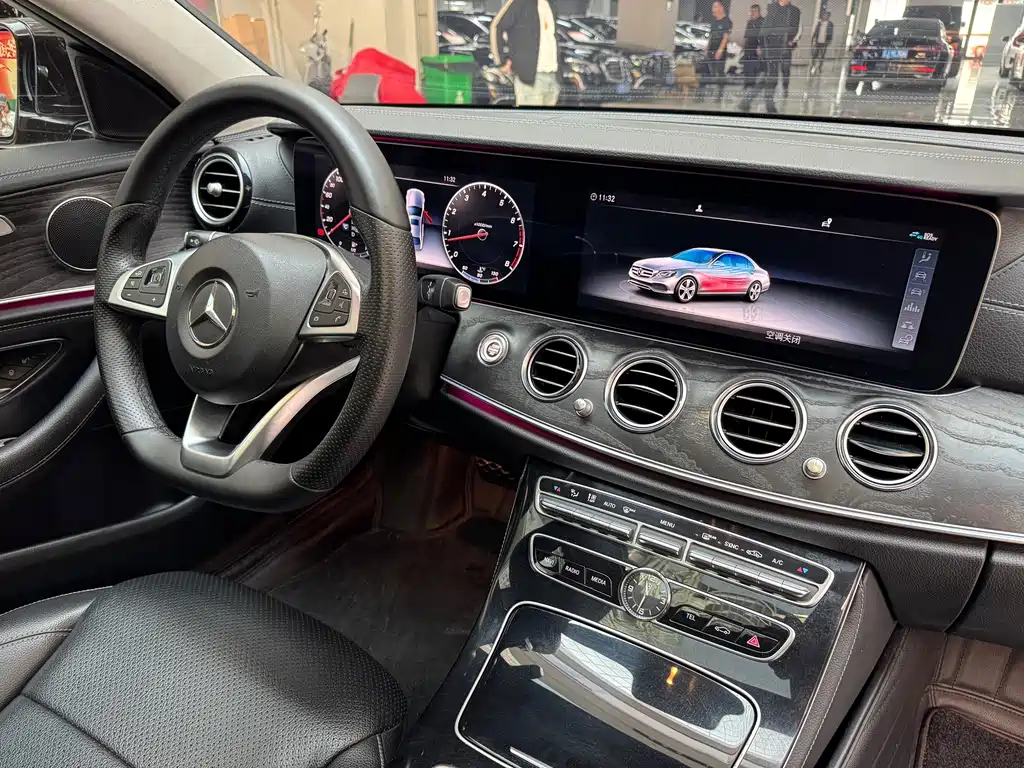 Mercedes-Benz E-Class — миниатюра 7