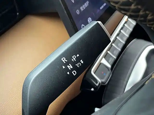 SRM Xinyuan Xiangshang V6 New Energy — миниатюра 19