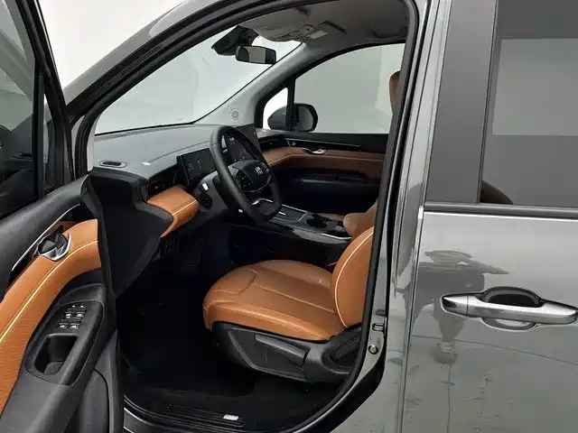 SRM Xinyuan Xiangshang V6 New Energy — миниатюра 15
