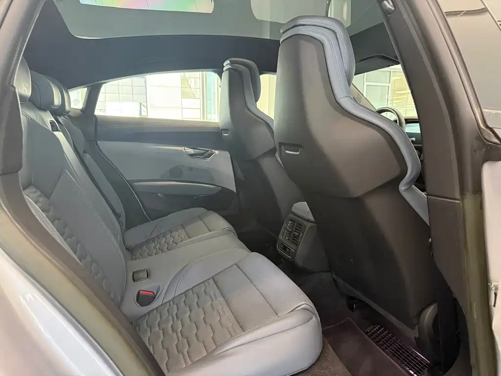 Audi e-tron GT — миниатюра 8