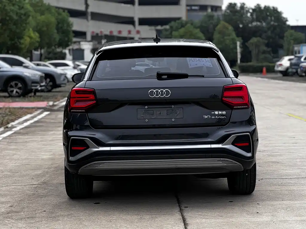 Audi Q2L e-tron — миниатюра 6