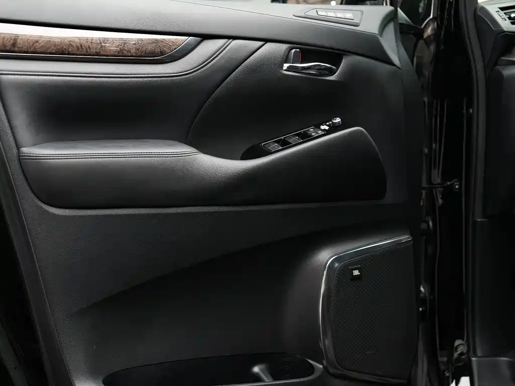 Toyota Alphard — миниатюра 7