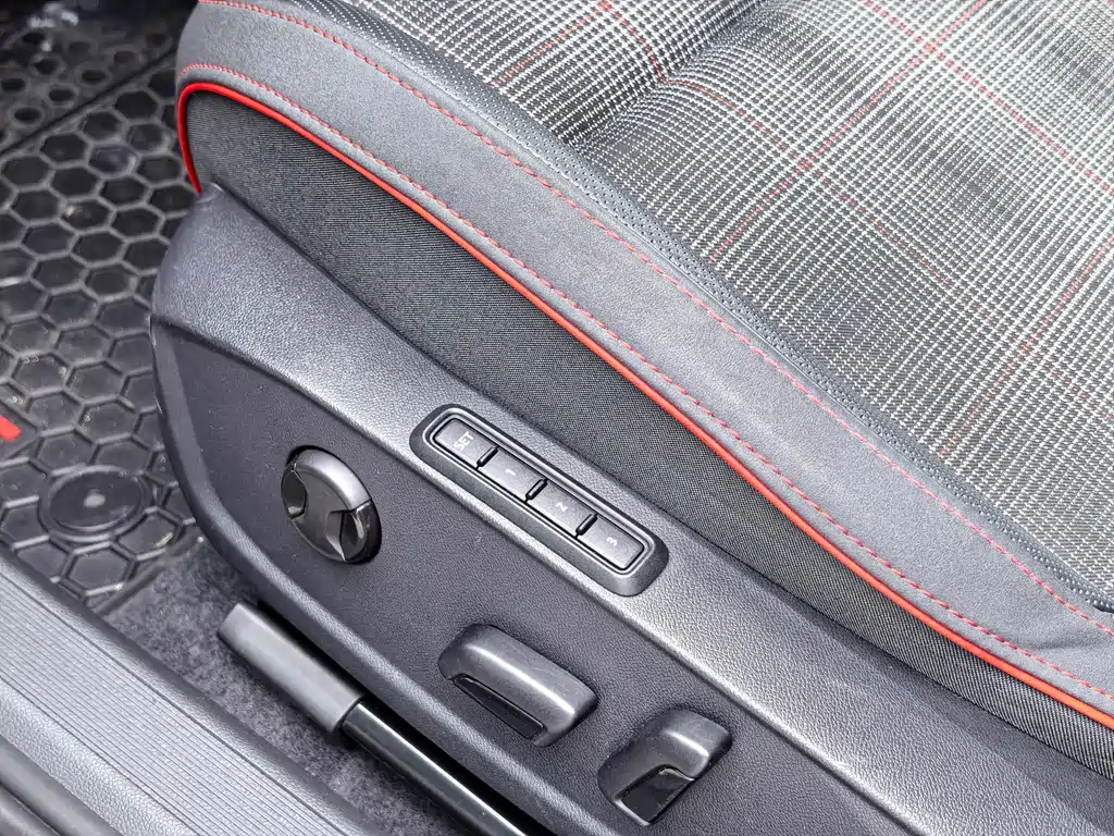 Volkswagen Golf GTI — миниатюра 13