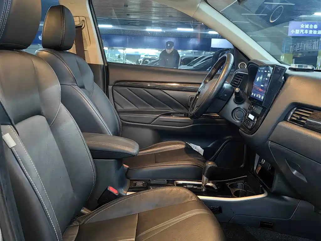 MITSUBISHI OUTLANDER