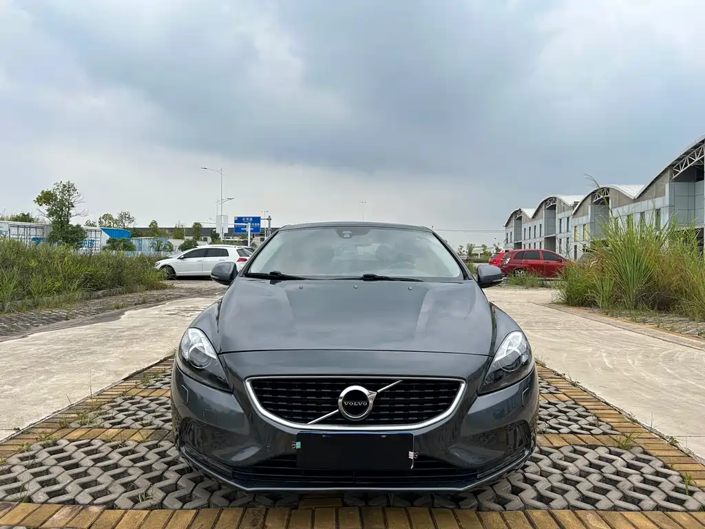 Volvo V40 2.0T Smart Elegant Edition, фото 2