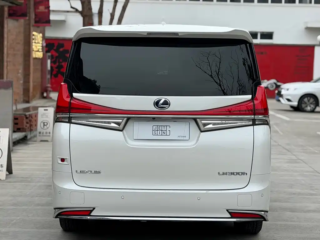 LEXUS LM