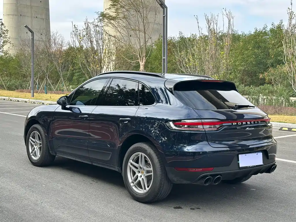 PORSCHE MACAN