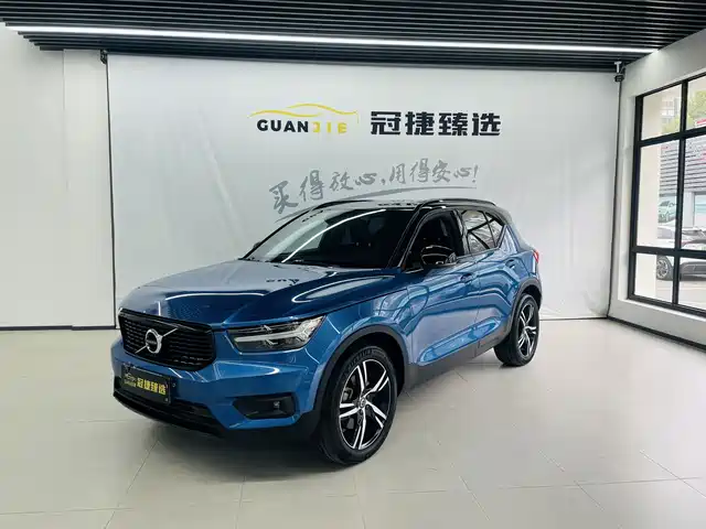 VOLVO XC40