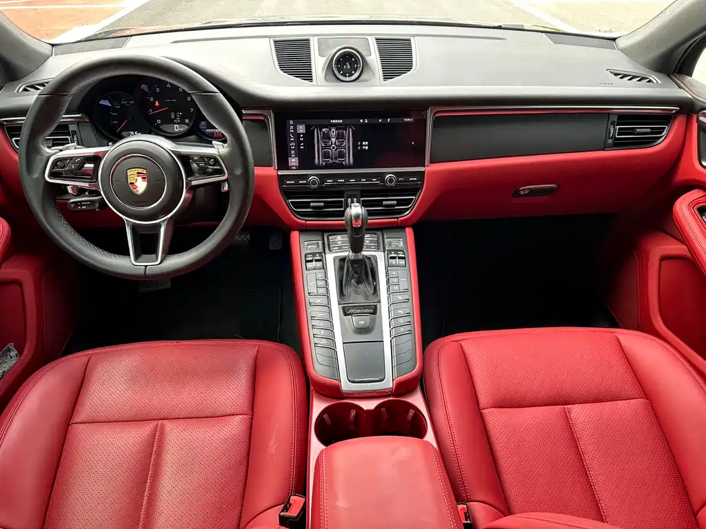 PORSCHE MACAN