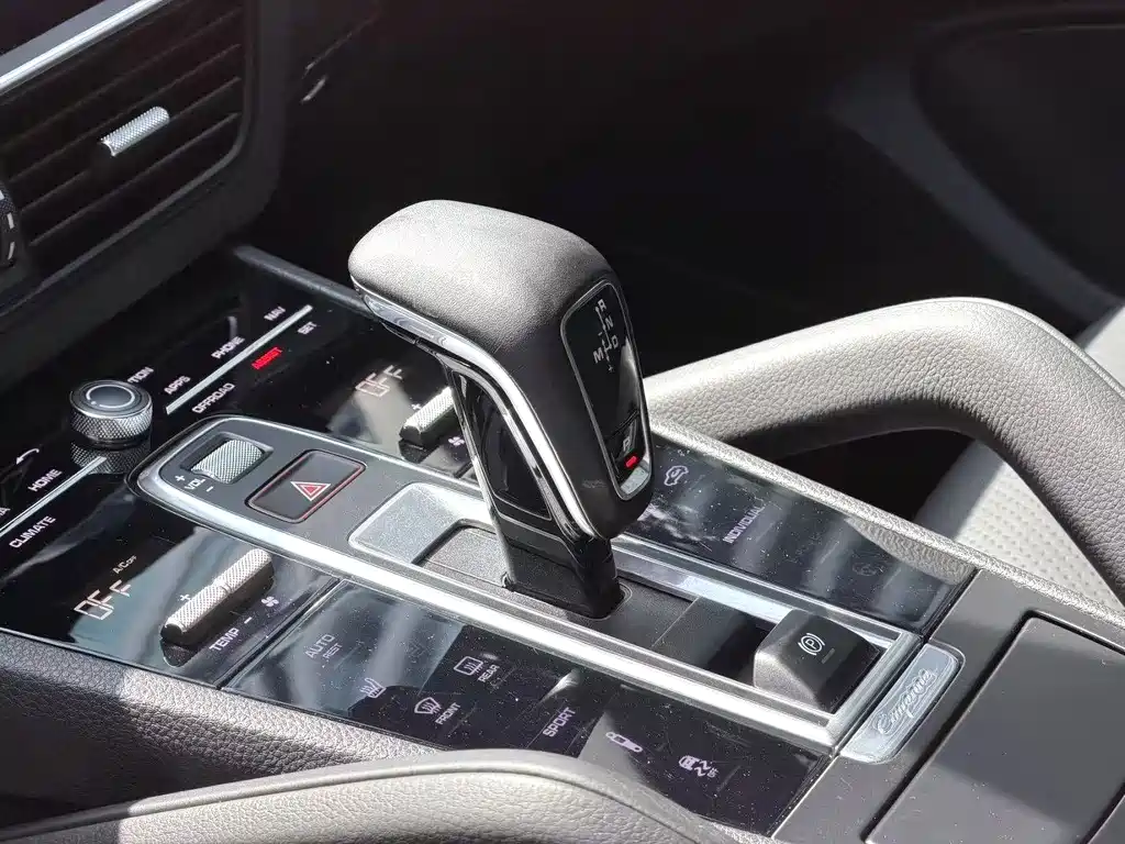 Porsche Cayenne — миниатюра 7