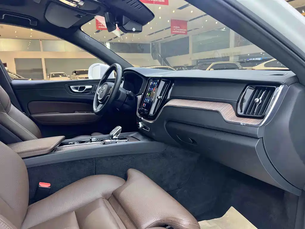 Volvo XC60 PHEV — миниатюра 10