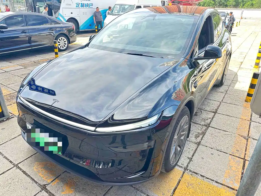 Tesla Model Y L 2025