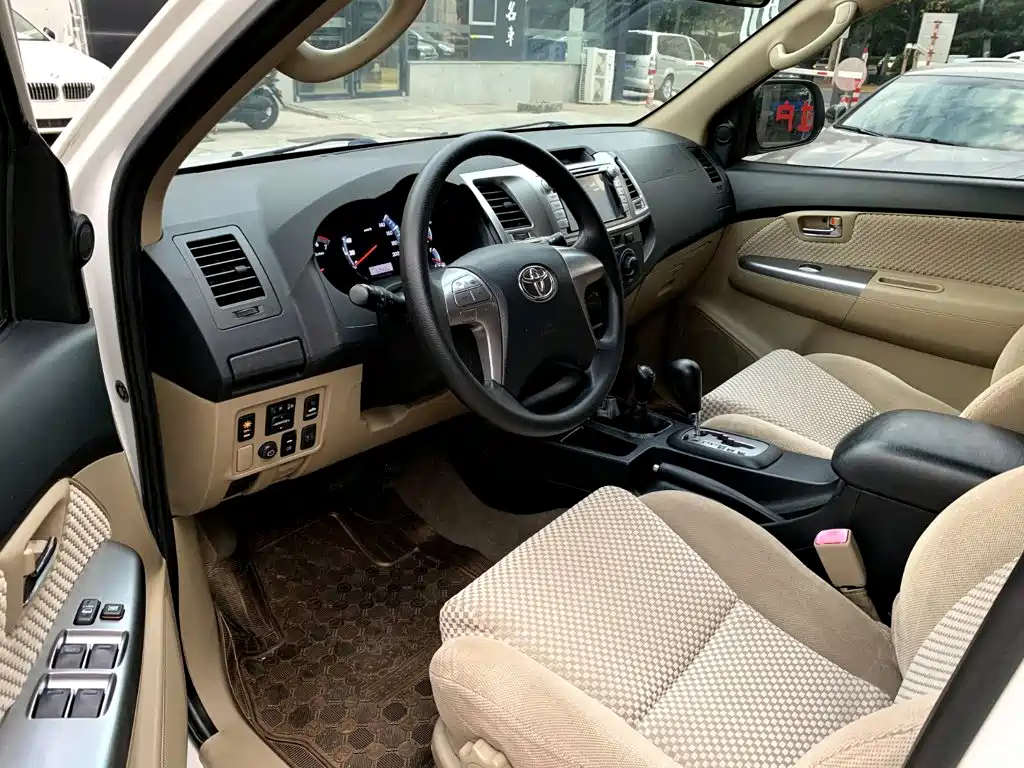 Toyota Fortuner — миниатюра 5